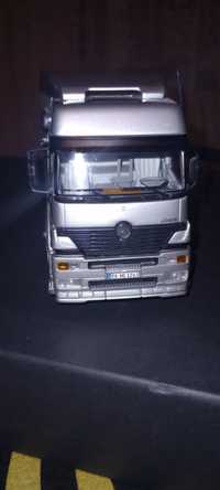 Model Mercedes Benz Axor Silver Minichamps skala 1:43