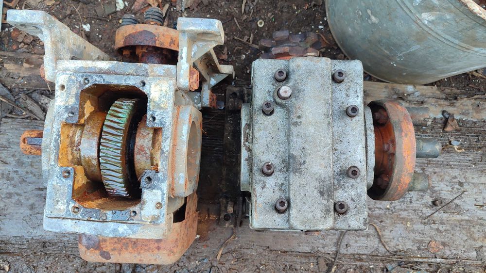 Редуктор в чудовому стані+два більших редуктора