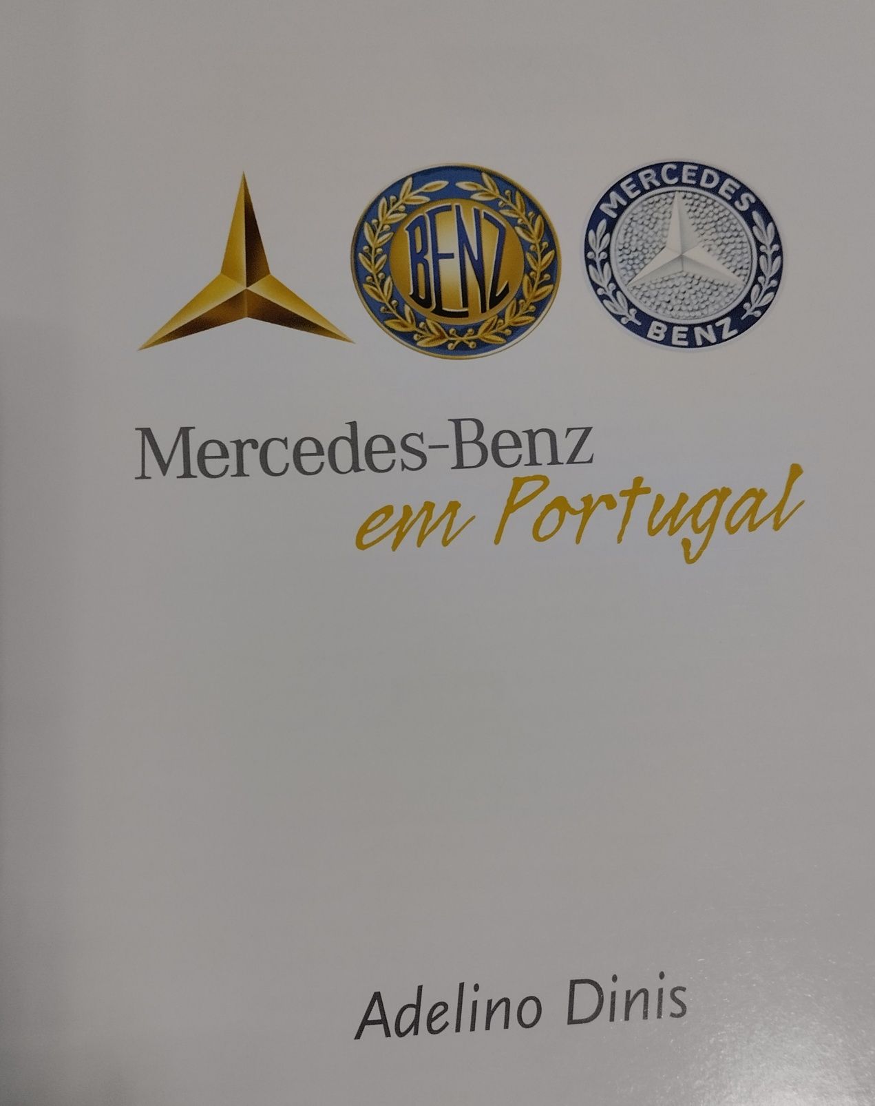 Livro com ilustrações e textos sobre a Mercedes Benz em Portugal