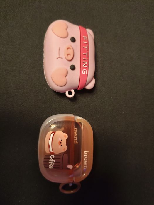 Чехлы для наушников Apple AirPods