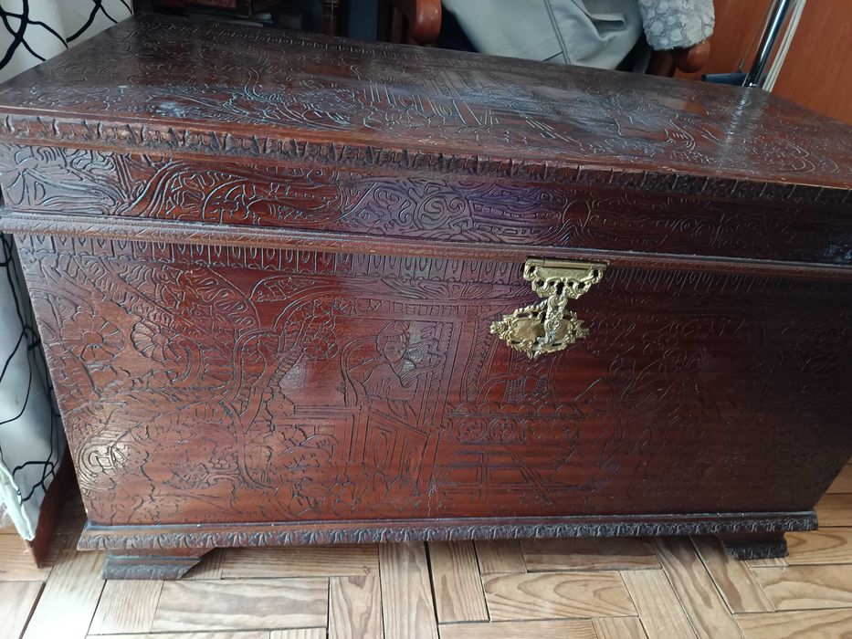 Arca de madeira castanha com gravuras
