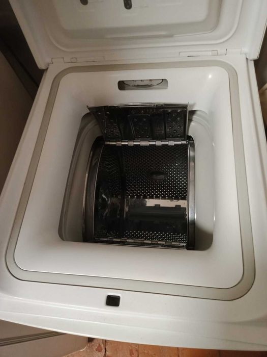 Продам вертикальную стиральную машину Whirlpool