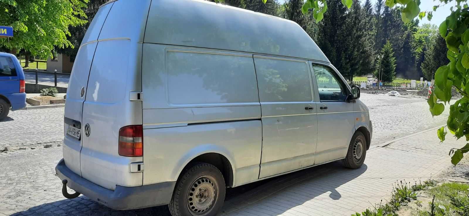 бус Volkswagen T5 дизель  1,9, механика 2006 г/в высокий серебристый