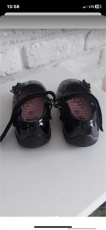Чорні туфельки на дівчинку