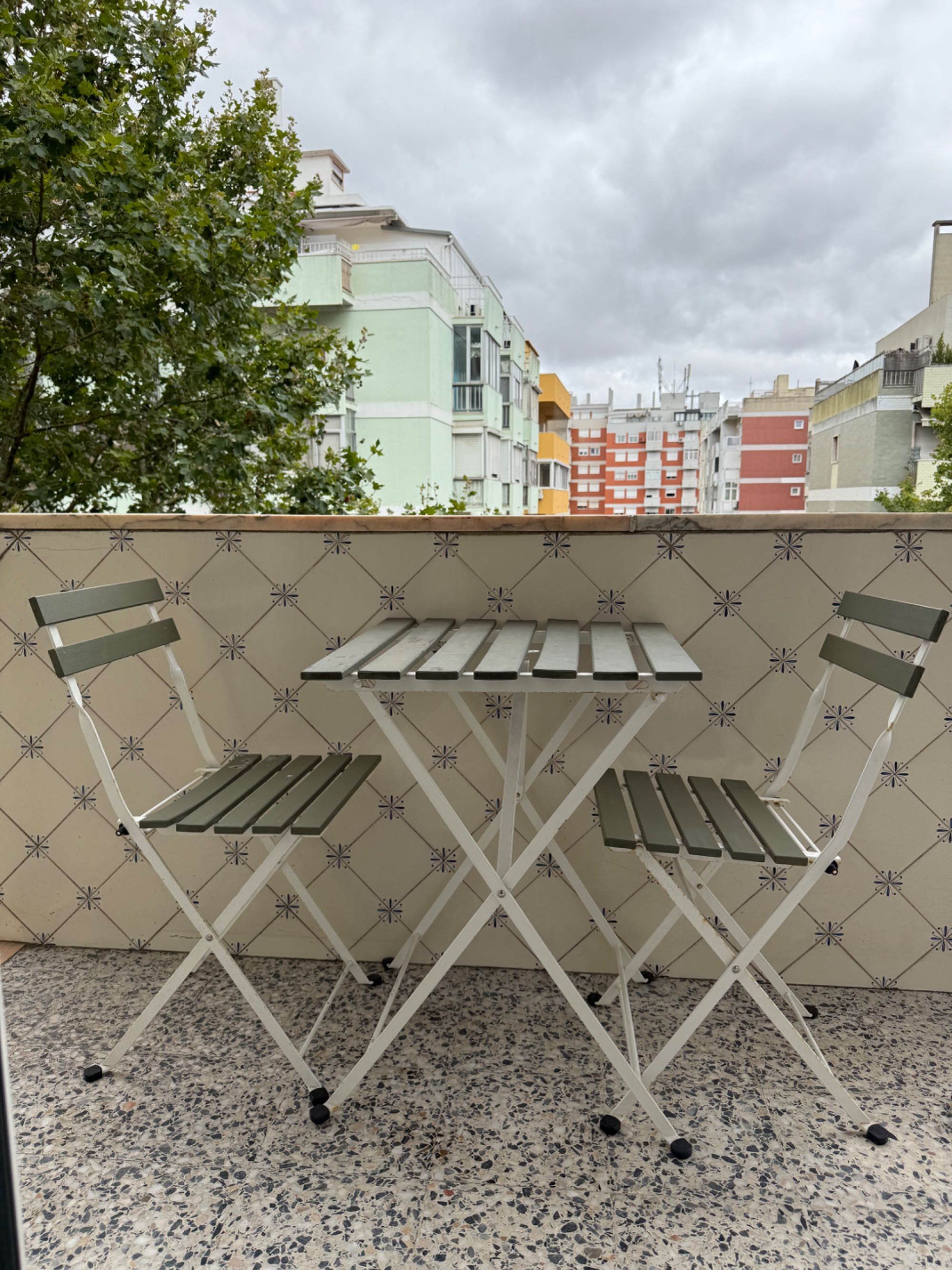Mesa de apoio exterior com duas cadeiras