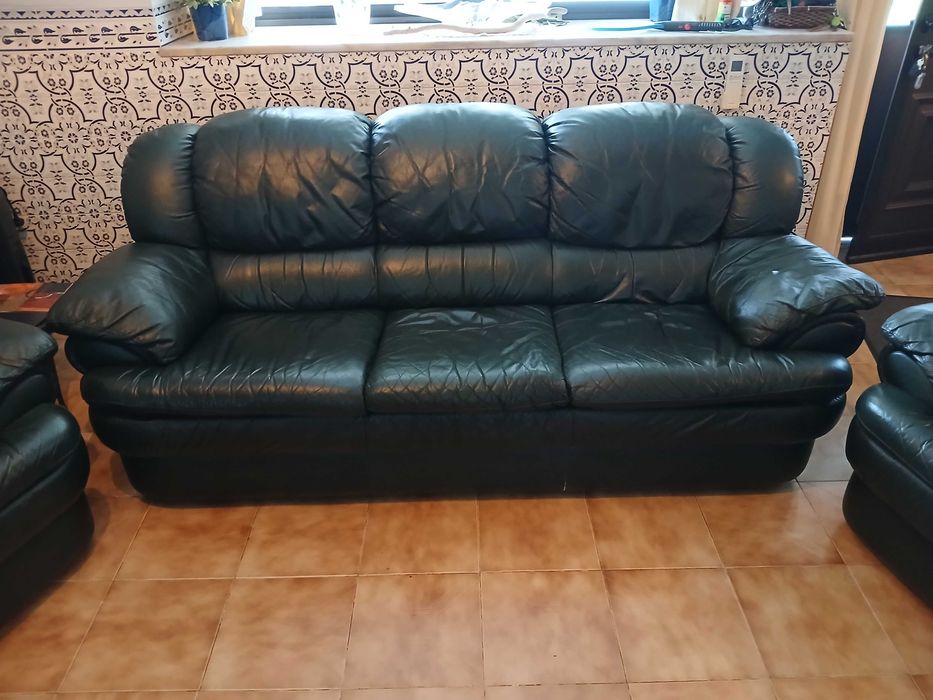 Sofá 3 lugares+2 cadeirões, pele italiano, muito confortável