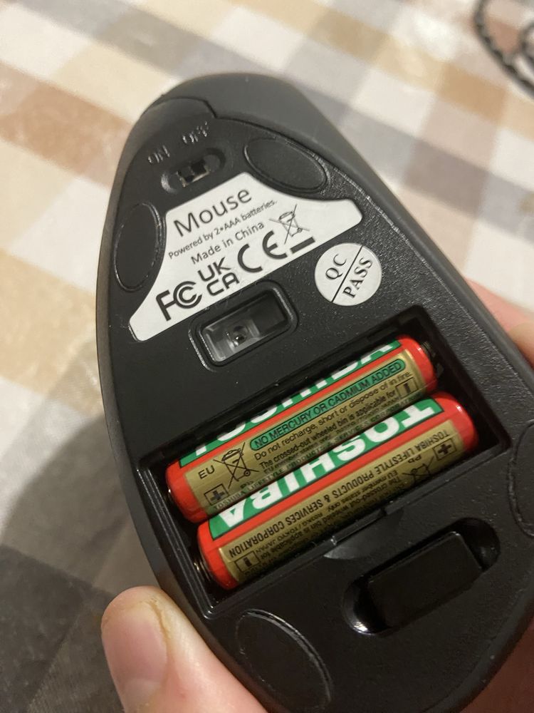 rato ergonomico sem fio cor preto com pilhas ( Portes gratis )
