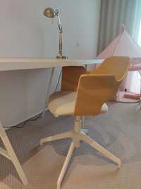 Cadeira giratória e mesa de escritório