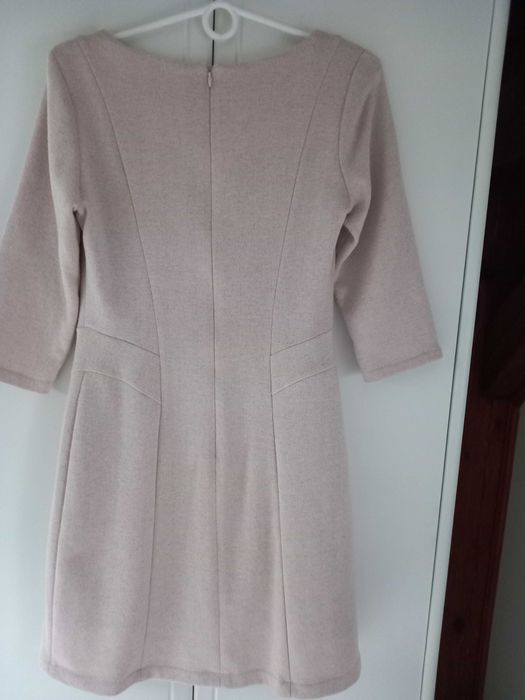 Beżowa elegancka sukienka ze srebrną nitką rozmiar 38