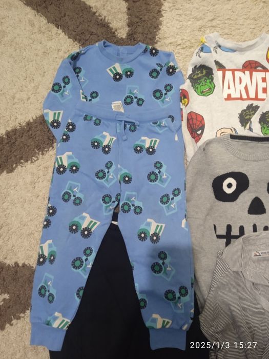 Костюм. Світерки різні. Фірми класні.