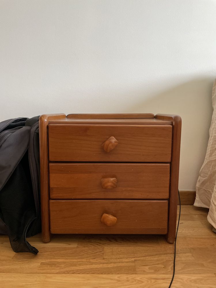 mesa de cabeceir e comoda CERNE em boas condicoes