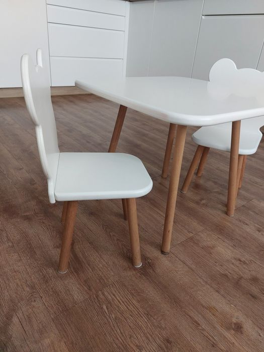 Zestaw dziecięcy w stylu skandynawskim – stolik + 2 krzesełka