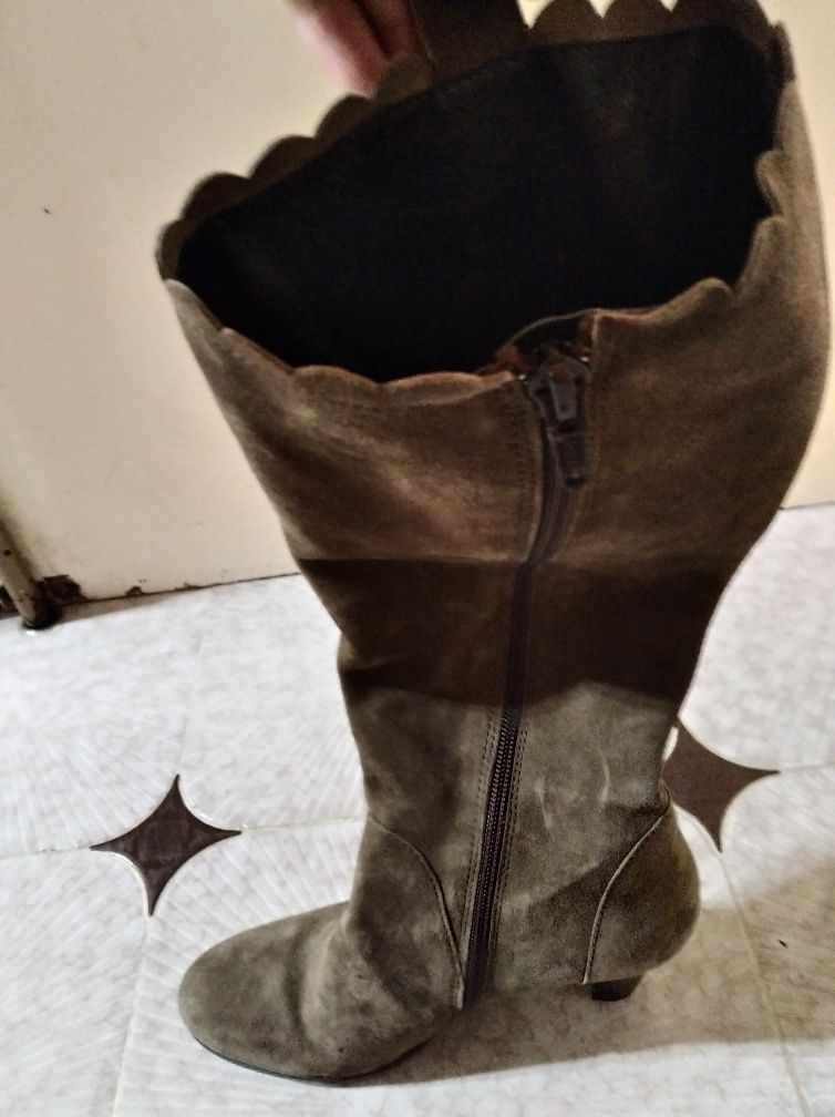 Botas novas em pele 37