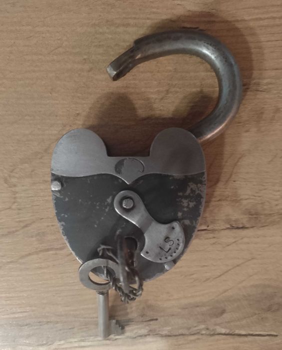 Kłódka stara, unikat kolekcjonerski, debiut ogłoszeniowy