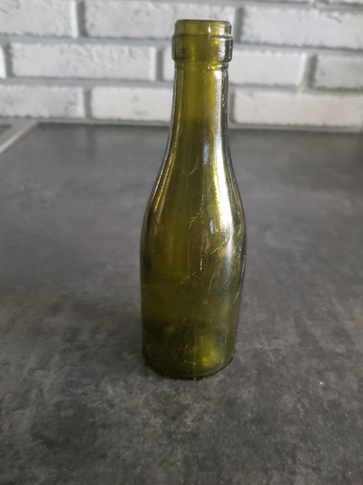 Bardzo stara butelka z zielonego szkła.
