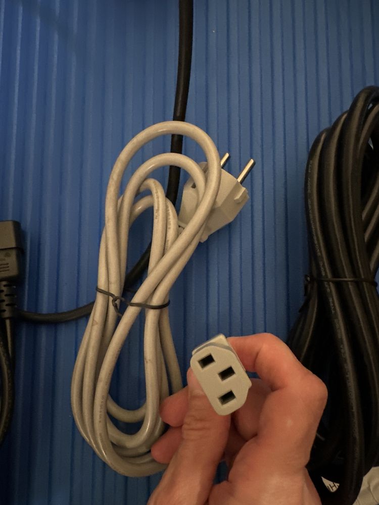 Kabel zasilający przedłużka kabla zasilającego do komputera upsa