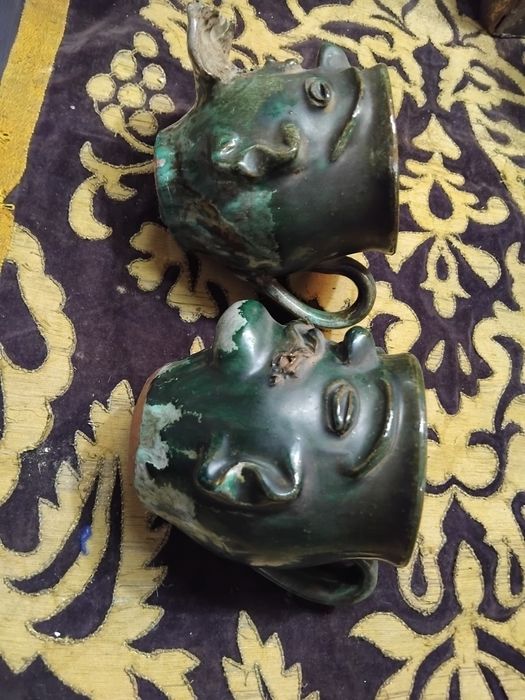 Par de canecas figuras  antropomorficas em cerâmica  vidrada