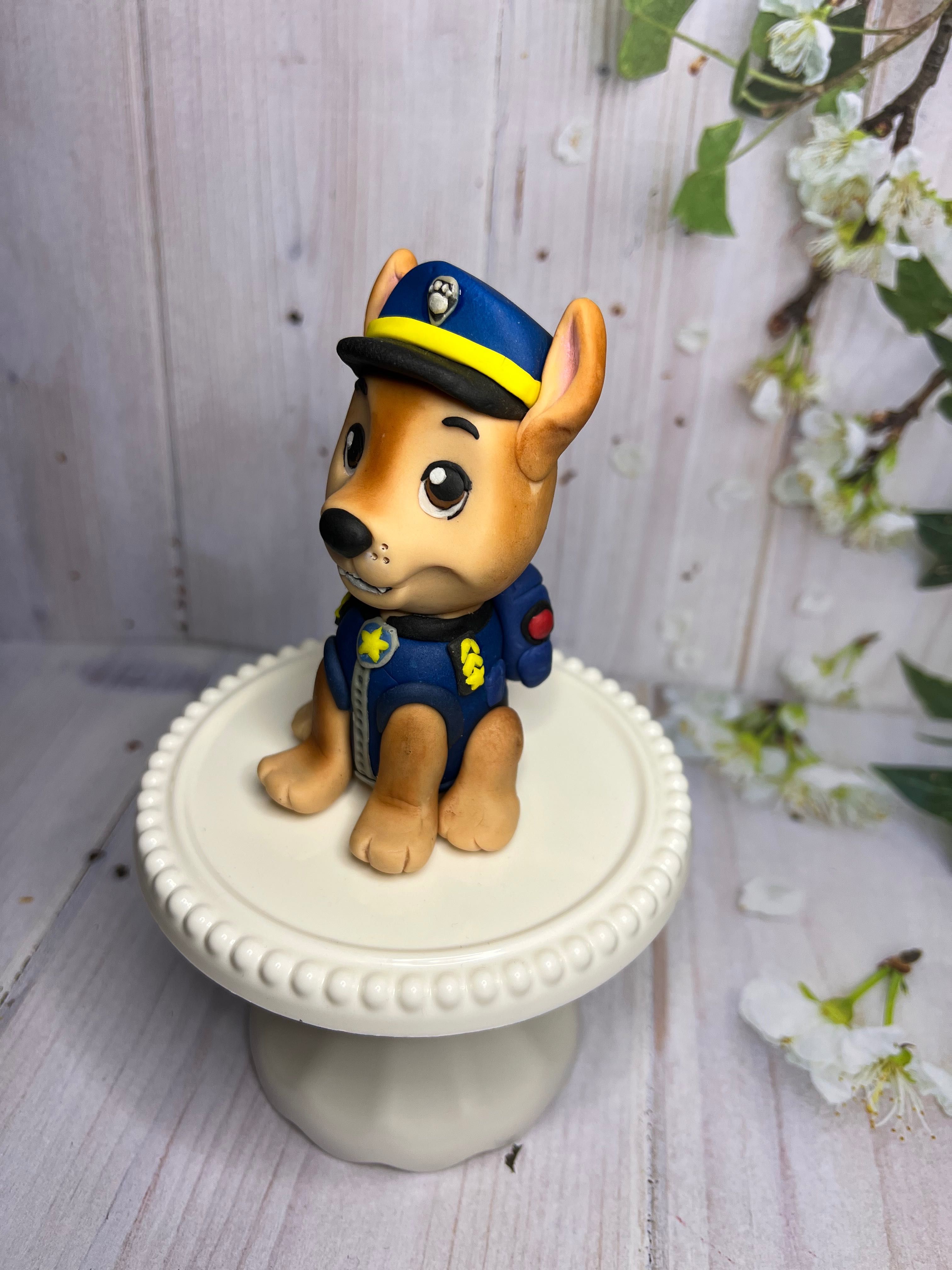 Figurka Chase psi patrol z masy cukrowej na tort
