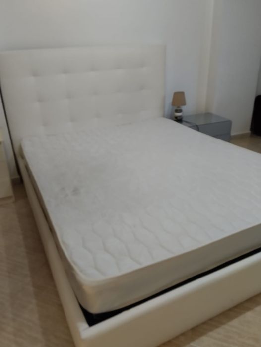 Cama de casal com colchão e estrado. 2 metros por 1,60cm