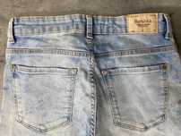 Jasne spodnie dżinsy jeansy Bershka S niebieskie slim