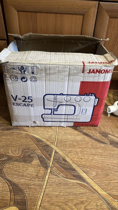 Швейна машинка Janome V-25 Escape