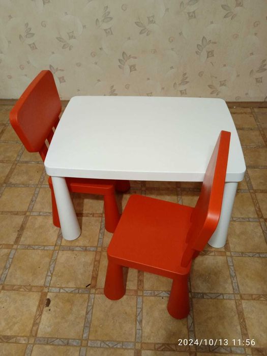 Комплект IKEA стол и два стульчика