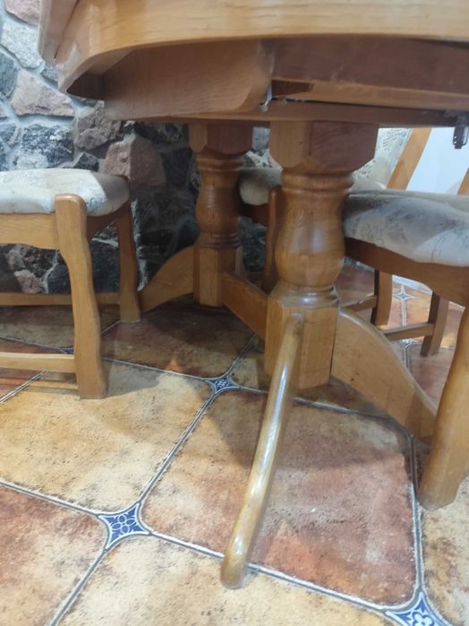 stół z trzema krzesłami