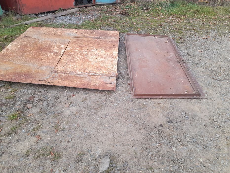 Металеві гаражні ворота.