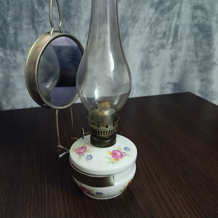 Lampka naftowa z lusterkiem