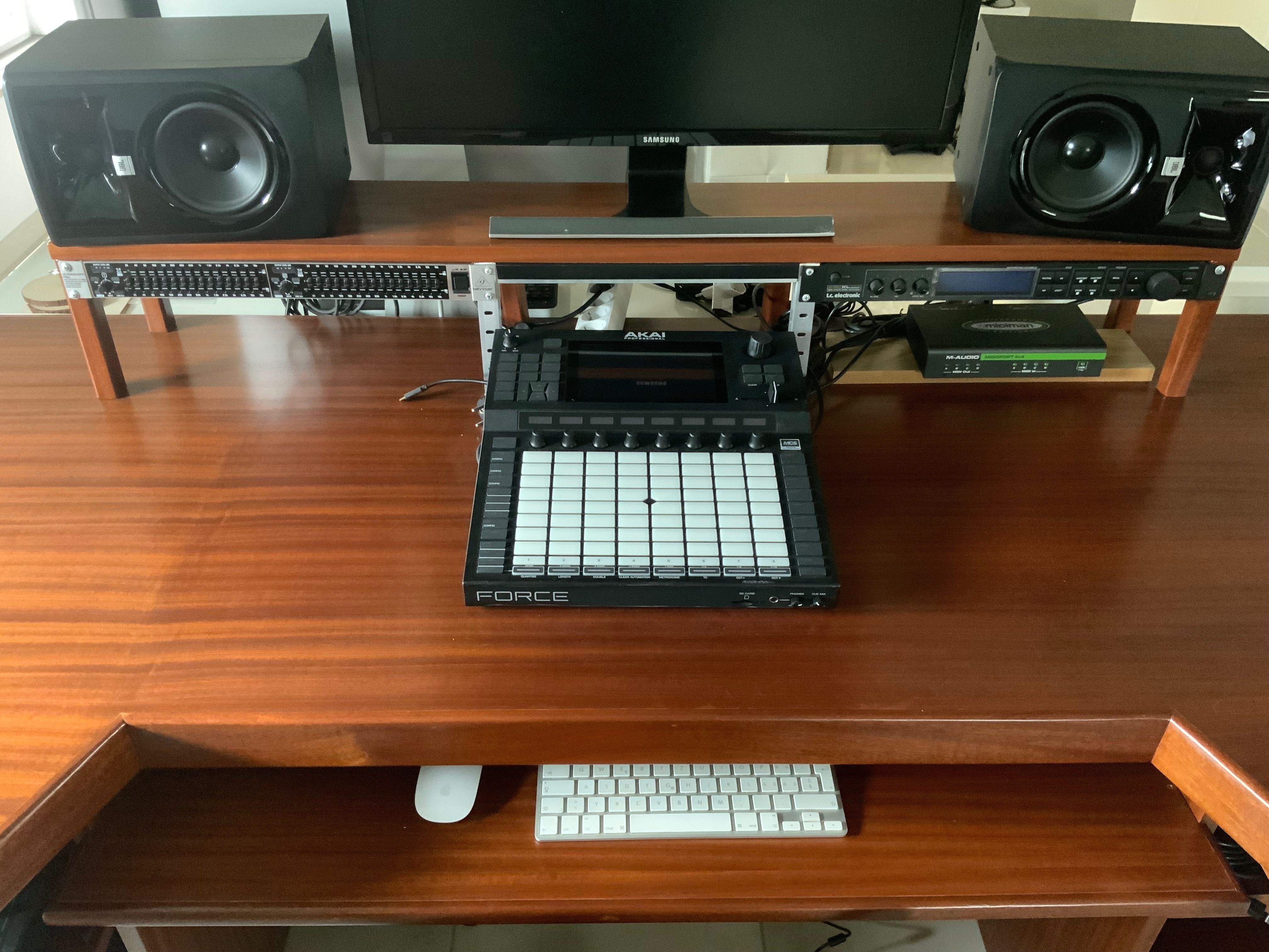 Estúdio de música como novo, Mesa, EQ, Efeitos, Sint-Sampler, Speakers