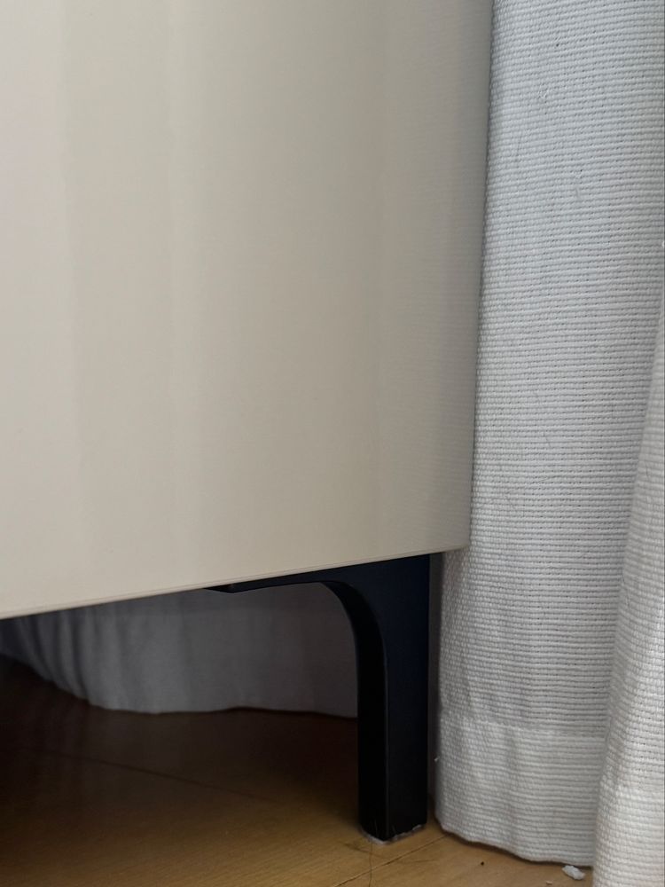 Móvel IKEA wengue e portas bege