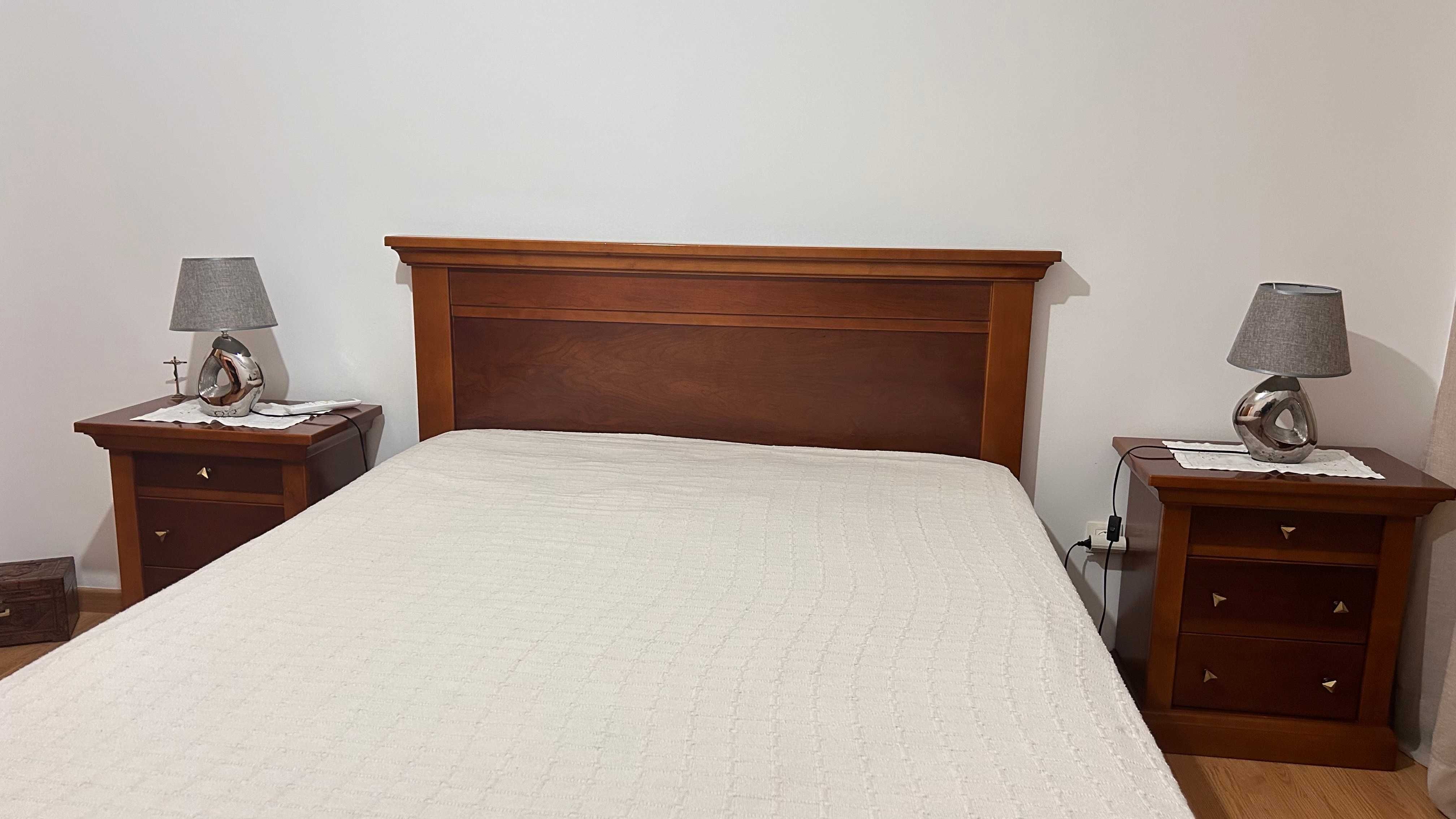 Quarto clássico de casal em madeira maciça de cerejeira-em bom estado
