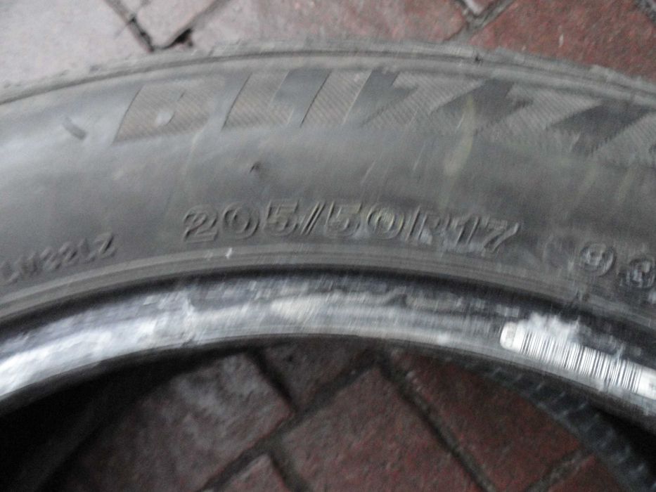 205/50R17 Bridgestone Blizzak LM-32