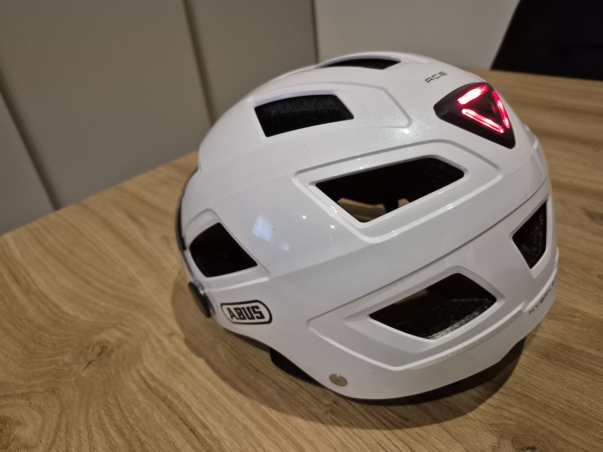 Kask Abus Hyban 2.0 Ace - z szybką . Praktycznie nowy