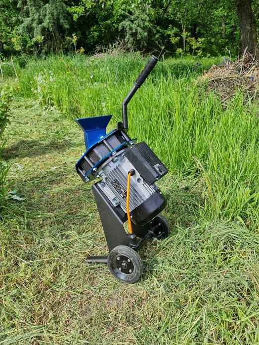 Щепоріз для гілок Ø до 5 см, однофазний, 2.2 кВт подрібнювач TRS