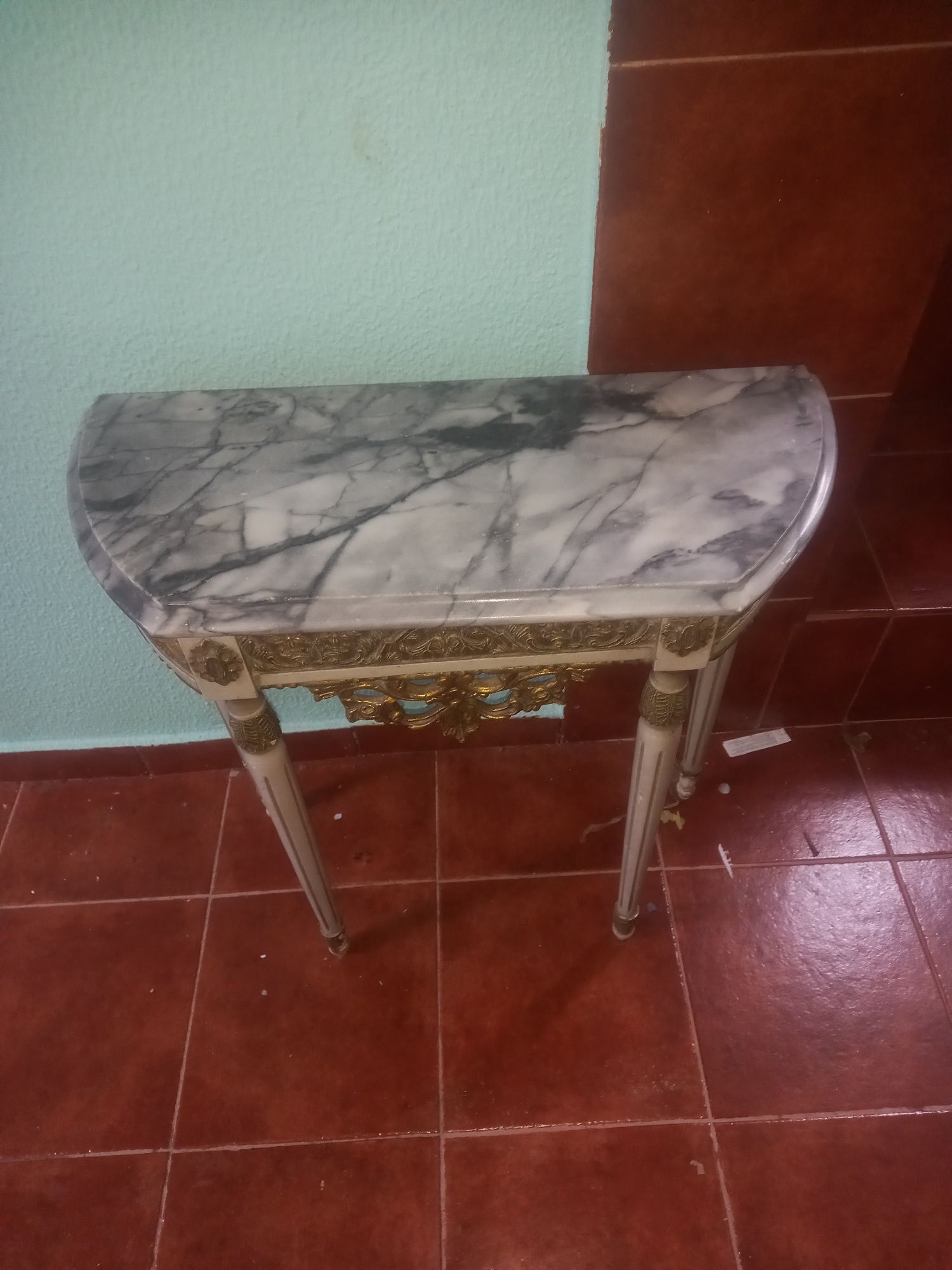 Credencia antiga com pedra mármore