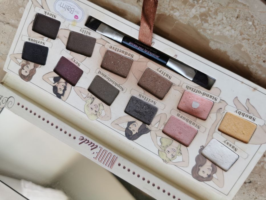 Zestaw cieni do powiek.