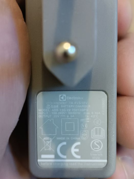 _._ Odkurzacz pionowy Electrolux ErgoRapido Lithium - stacja ładująca