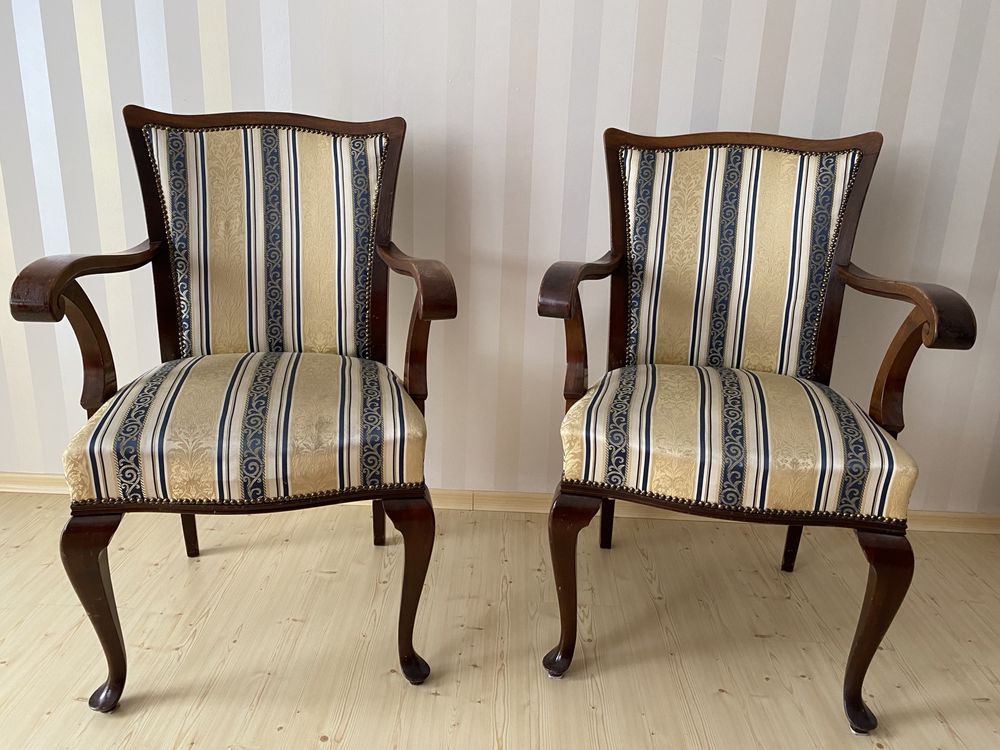 Krzesła stylowe tapicerowane, naturalne drewno, po renowacji, dwa