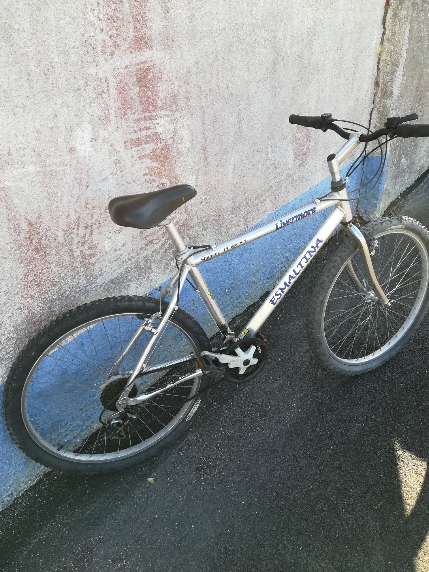 Vendo bicicleta btt shimano alumínio roda 26 bom estado