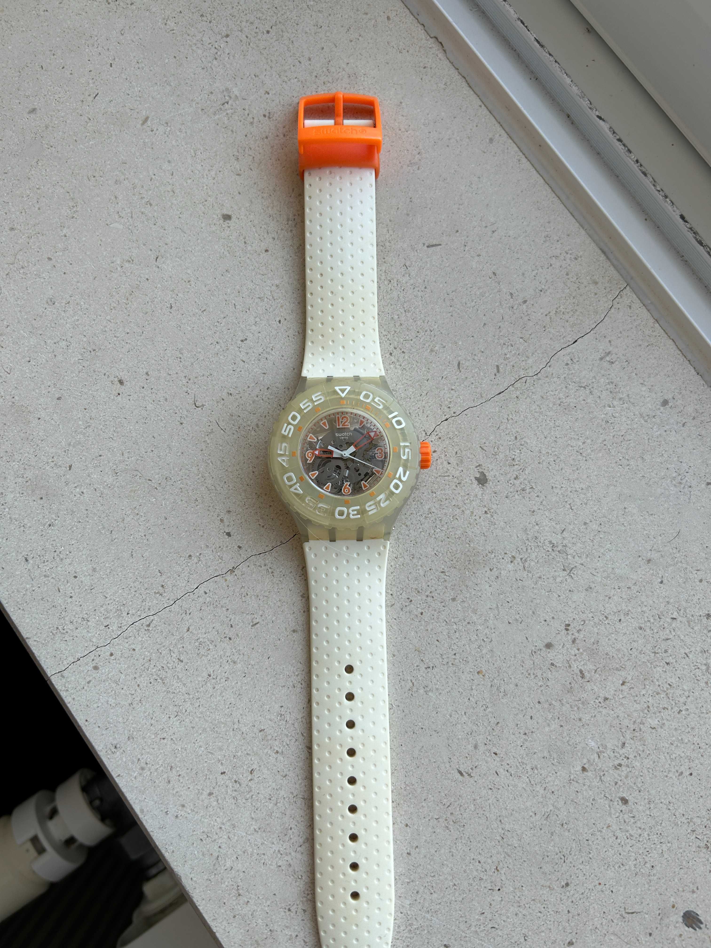 Relógio Swatch branco e laranja