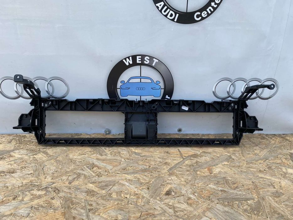 Audi A4 B9 Кронштейн решітки радіаторів Ауді А4 Б9 підрешітник