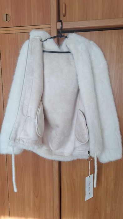 Продаю шубку молочний колiр розмiр.M,L