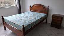 Cama madeira 1,33 x 1,83 com mesa cabeceira e colchão