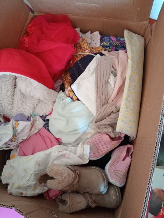 Vendo 2 caixas de  roupa de menina de 1 ano e meio a 3 anos