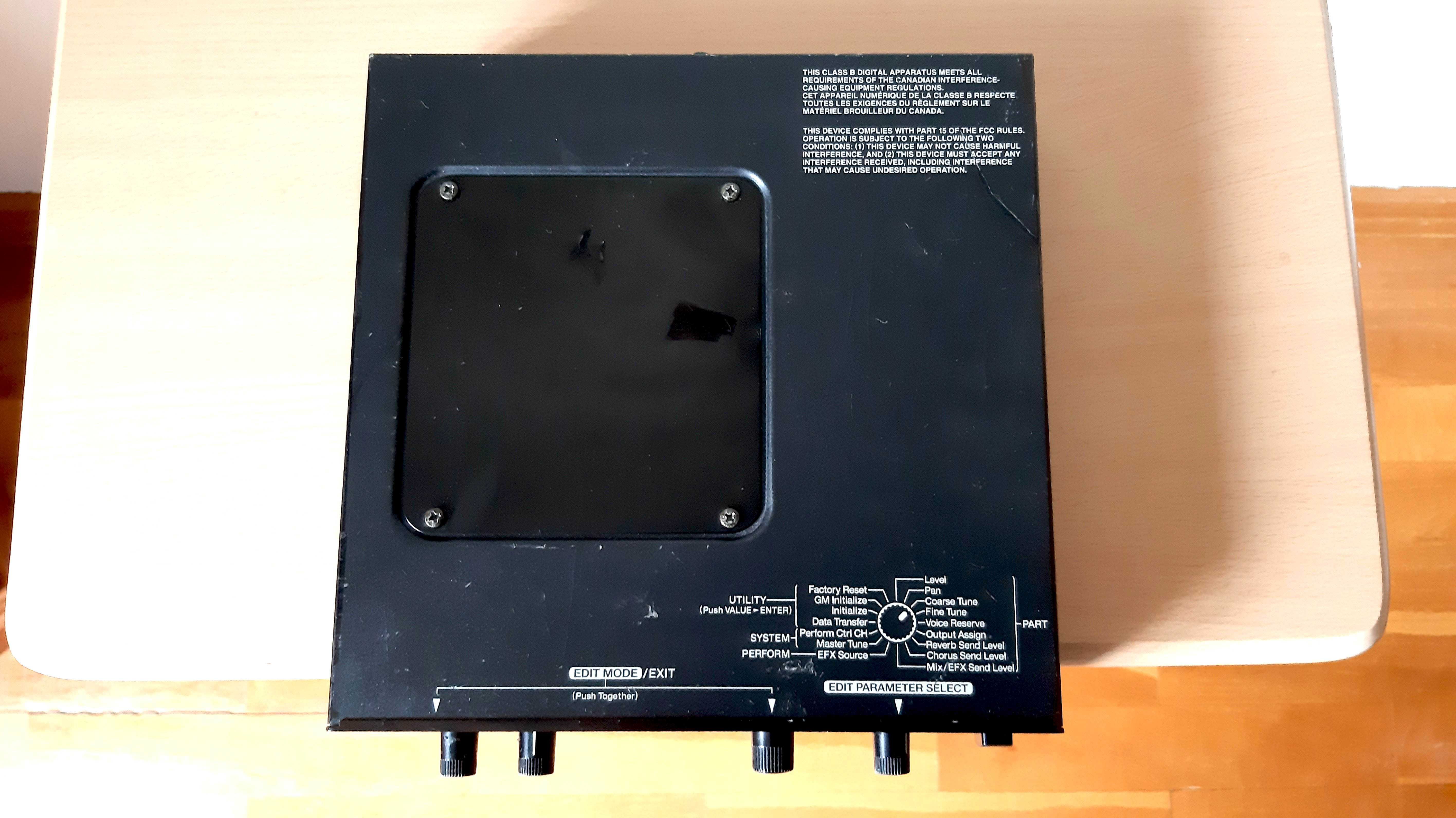 Roland JV1010 - Módulo de sons extra para aparelhos com MIDI.