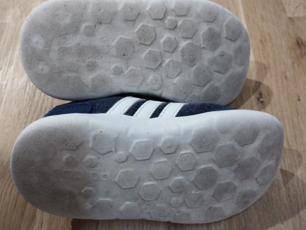 Buty adidas 22 stan bardzo dobry -