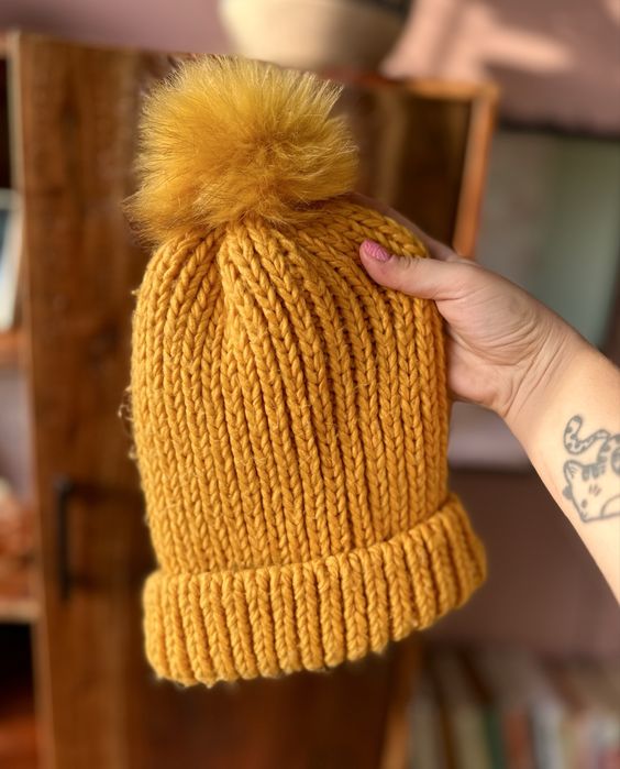 Czapka zimowa Sinsay musztardowa gruba wetniana z pomponem zółta