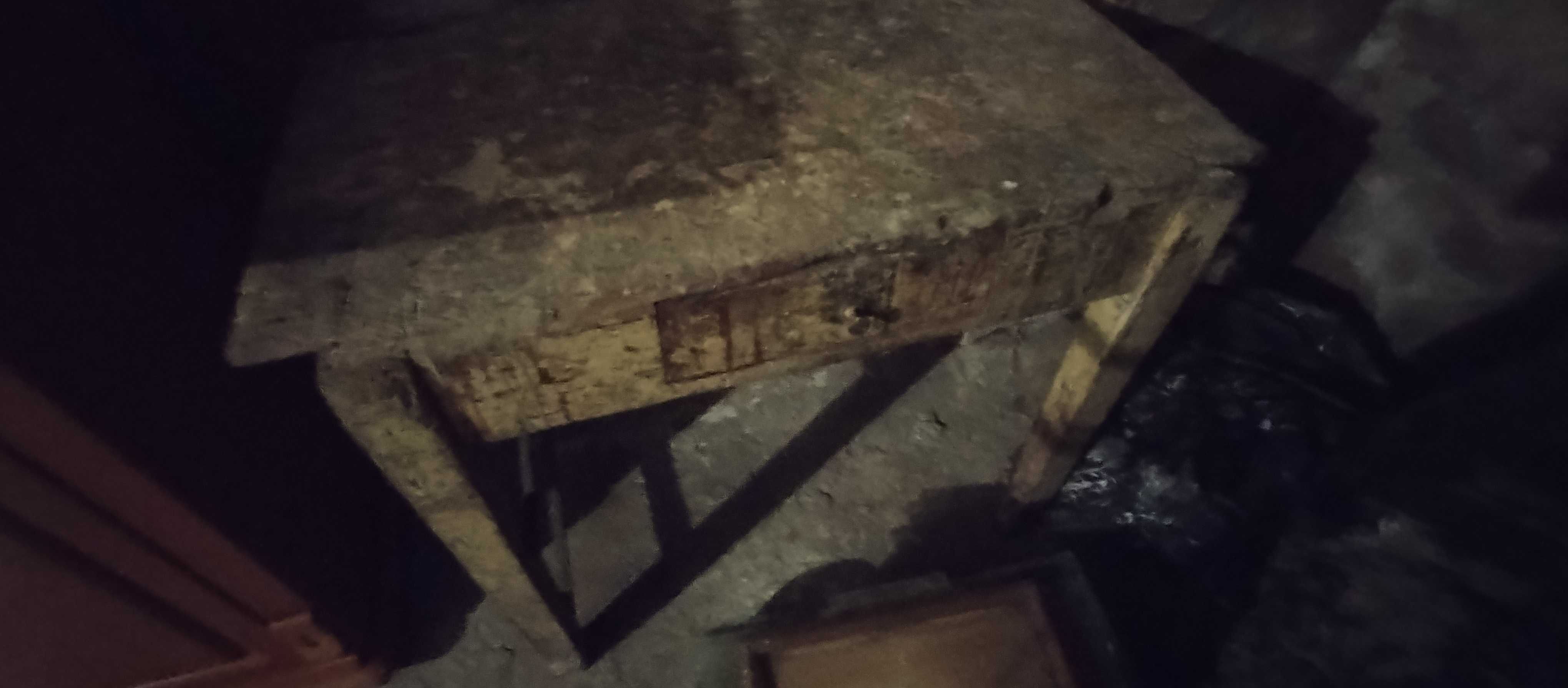 Stół z horroru lub zamku strachów