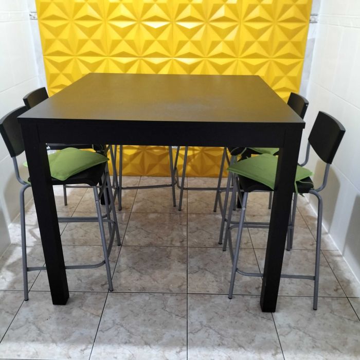 Mesa com 6 cadeiras